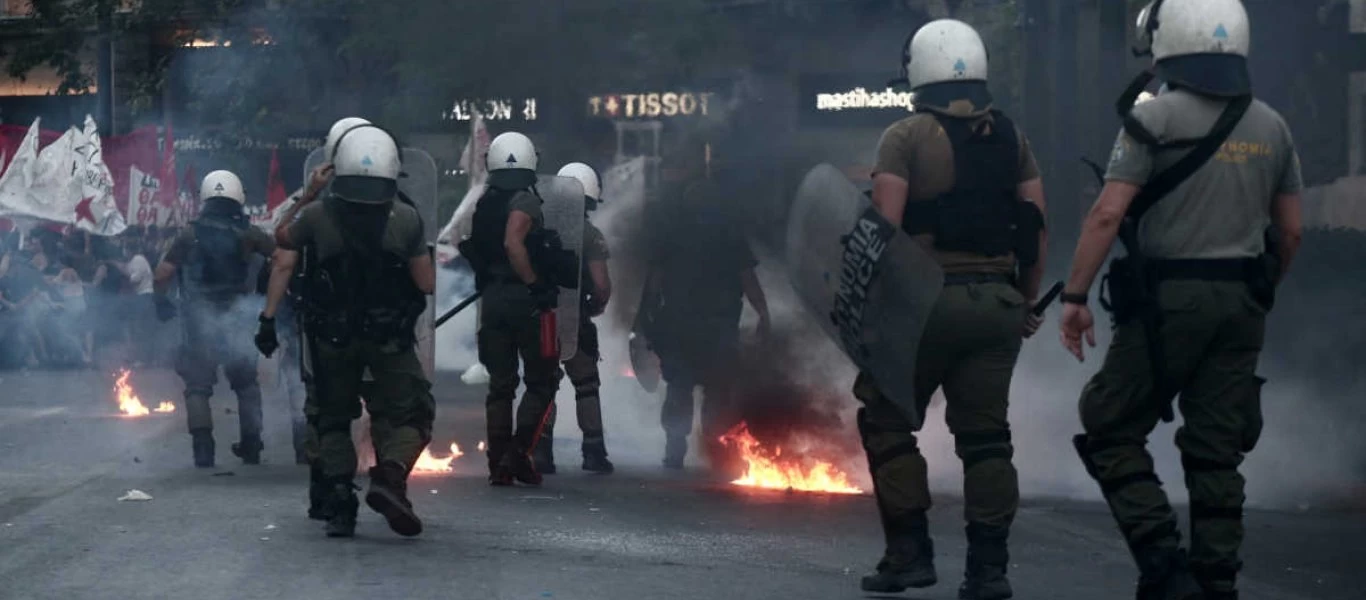Επεισόδια διαδηλωτών και Αστυνομίας στο Σύνταγμα - Ήθελαν να κατευθυνθούν στην τουρκική πρεσβεία